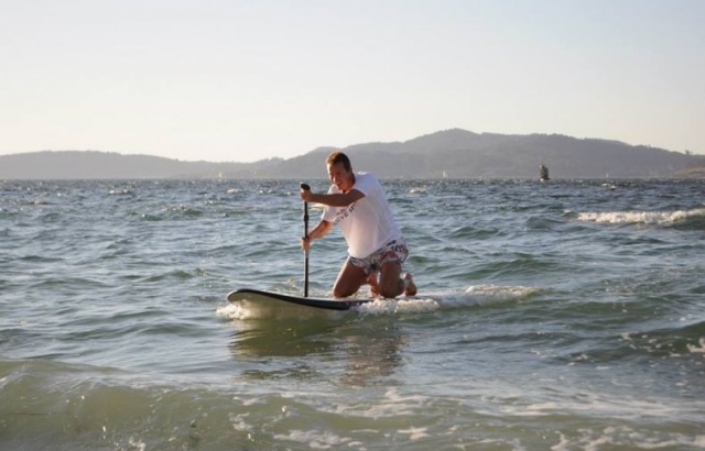 navegando de rodillas en una tabla de sup